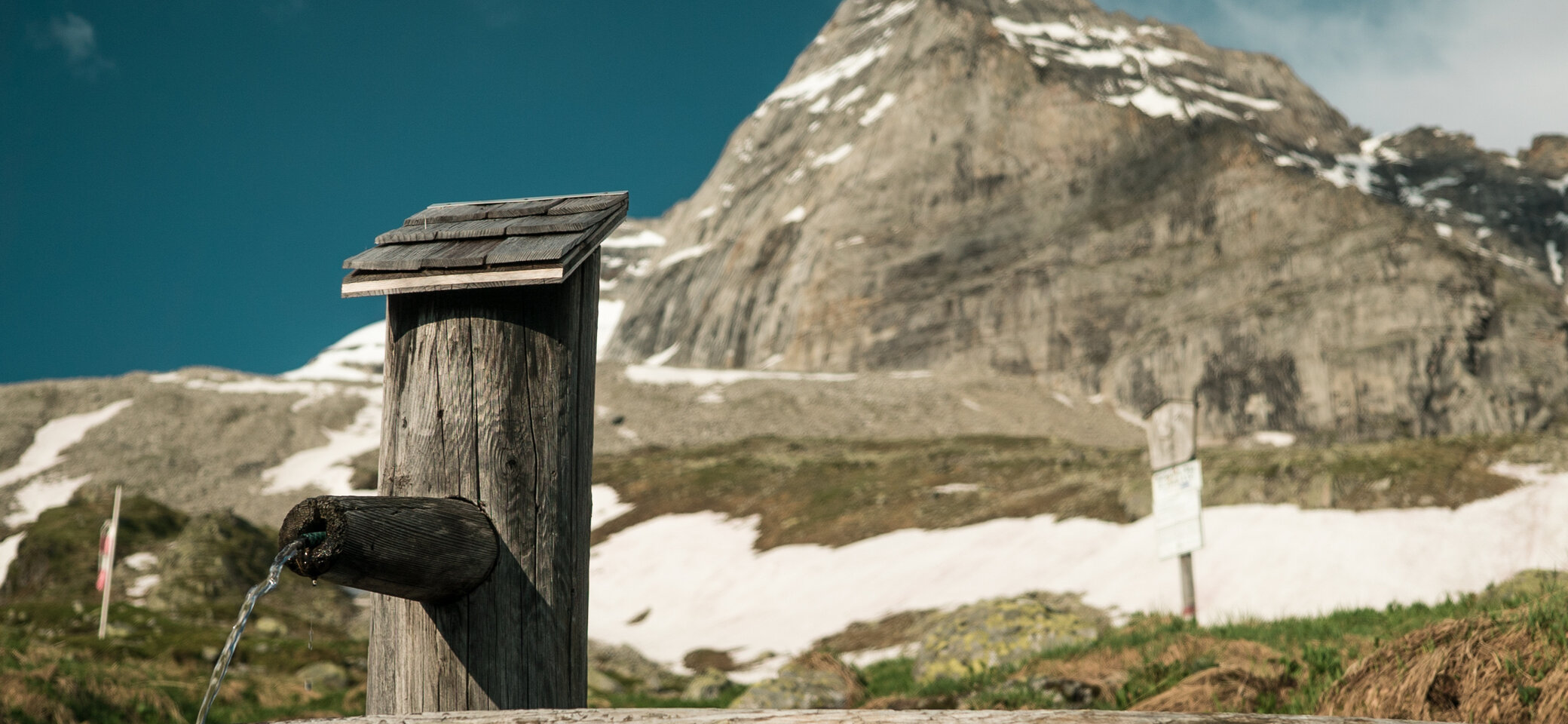 Ein Holz-Brunnen in den Bergen | © DAV/Marcel Dambon